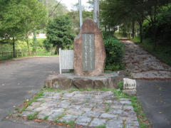 中村憲吉の歌碑と旧県道石畳