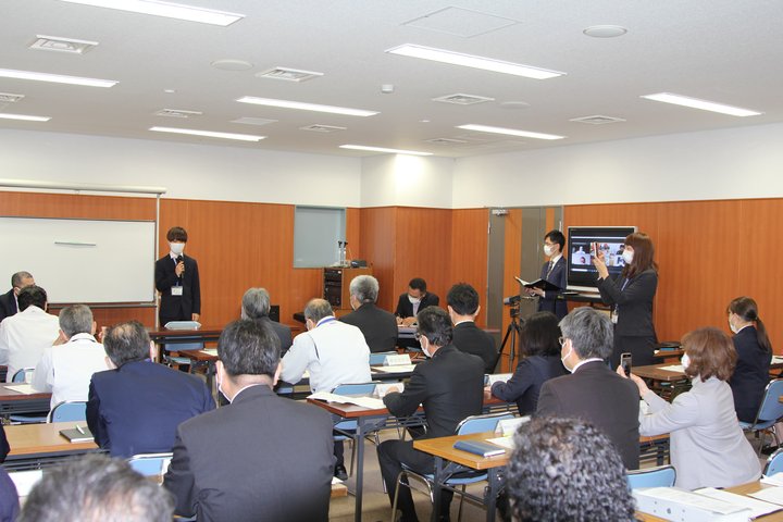 幹部会議での自己紹介の様子