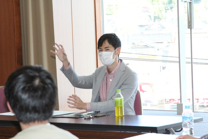 いただいた質問に答える石丸市長