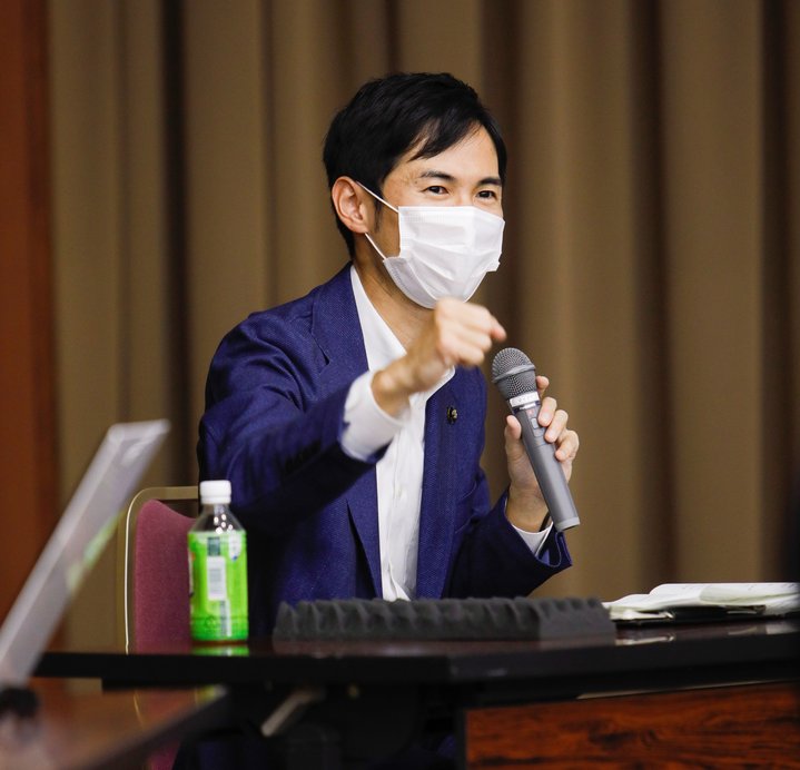 たくさん寄せられたご意見などに丁寧に回答する石丸市長